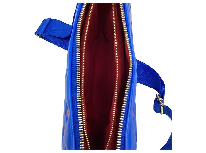 Borsa a tracolla Louis Vuitton Coussin in pelle blu - vista 10