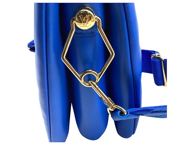 Borsa a tracolla Louis Vuitton Coussin in pelle blu - vista 9