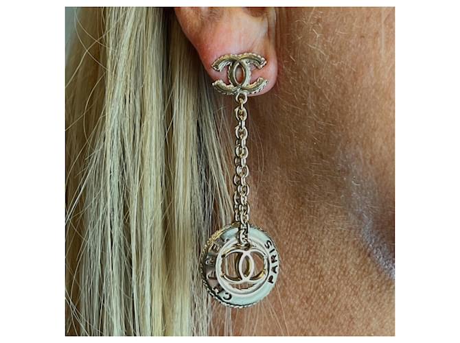 Orecchini Chanel Gold Chain Logo Dangle CC D'oro Metallico - vista 10