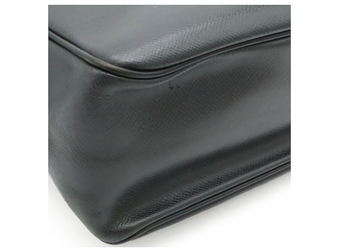 Borsa a tracolla Louis Vuitton Taiga Yaranga Nero Grigio - vista 4