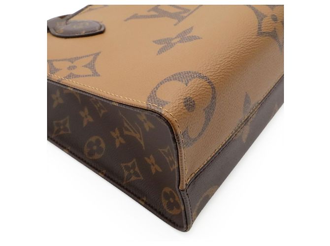 Borsa Louis Vuitton Monogram OnTheGo PM Marrone chiaro Marrone scuro - vista 4