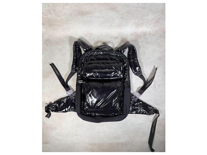 Louis Vuitton Doudoune 2054 with Integrated Backpack Lacquered Nylon Black Size 48 - view 10