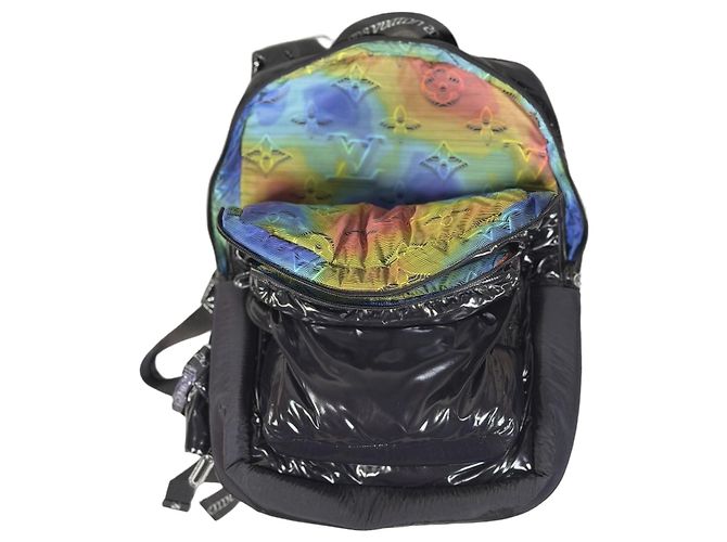 Louis Vuitton Doudoune 2054 with Integrated Backpack Lacquered Nylon Black Size 48 - view 2