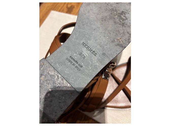 Sandali con listini in pelle marrone June di Hermès con dettagli argentati - vista 3
