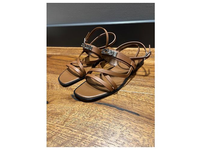 Sandali con listini in pelle marrone June di Hermès con dettagli argentati - vista 9