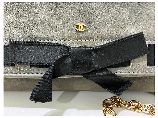 Chanel Borsa a tracolla in scamosciato grigio con fiocco nero e catena dorata D'oro - vista 2