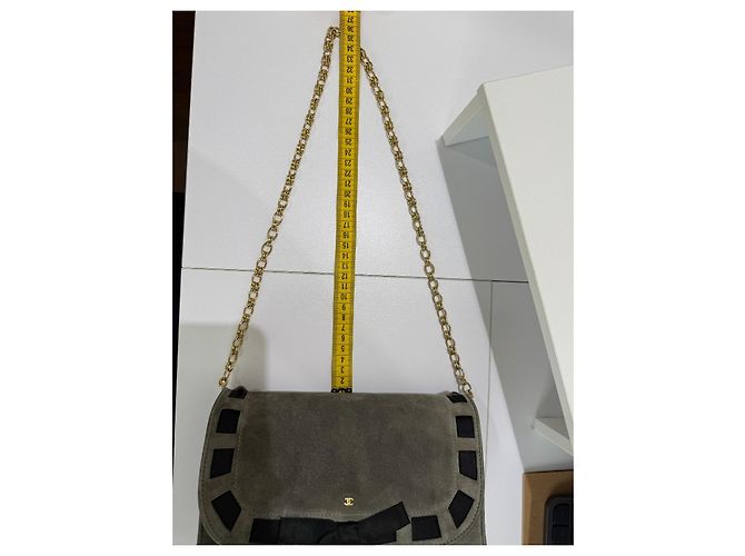 Chanel Borsa a tracolla in scamosciato grigio con fiocco nero e catena dorata D'oro - vista 20