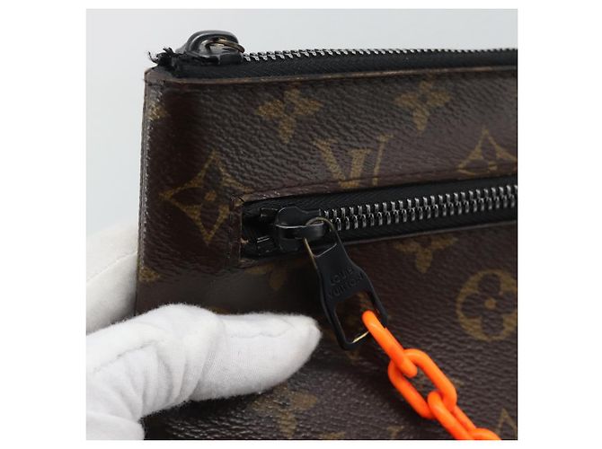 LOUIS VUITTON Pochette Solar Powered Ray A4 Clutch Bag M44484 LV Auth 193761V Monogramma - vista 17