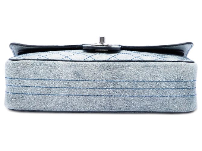 Borsa a tracolla Chanel Medium Classic in pelle di vitello screpolata Wild Stitch Double Flap blu - vista 3