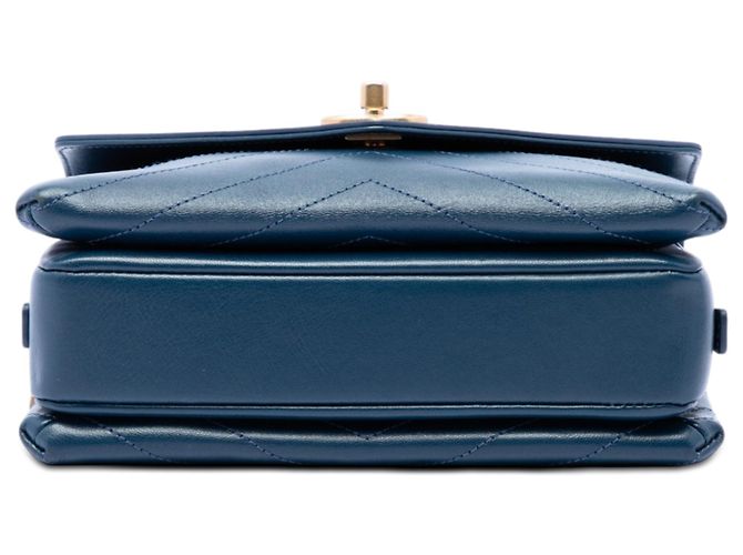 Borsa a tracolla Chanel Small Chevron in agnello blu con chiusura a bustina e cuciture - vista 3