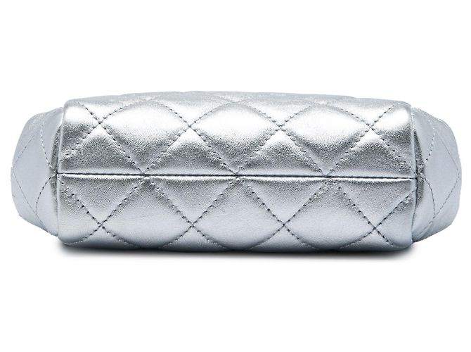 Clutch da sera Chanel in agnello trapuntato metallizzato argento - vista 3