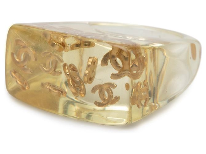 Anello Chanel CC in acrilico e logo placcato oro D'oro - vista 2