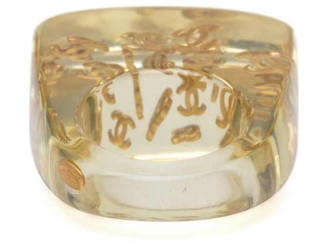 Anello Chanel CC in acrilico e logo placcato oro D'oro - vista 3