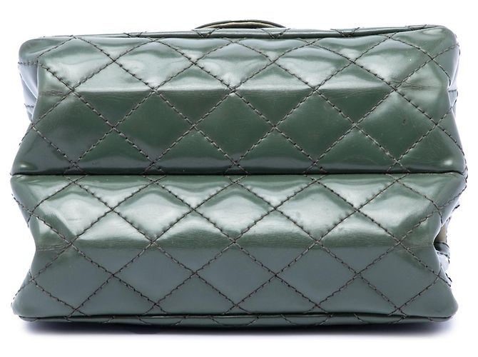 Borsa a tracolla Chanel Reissue 2.55 trapuntata in vernice verde con patta singola e doppio scomparto - vista 3