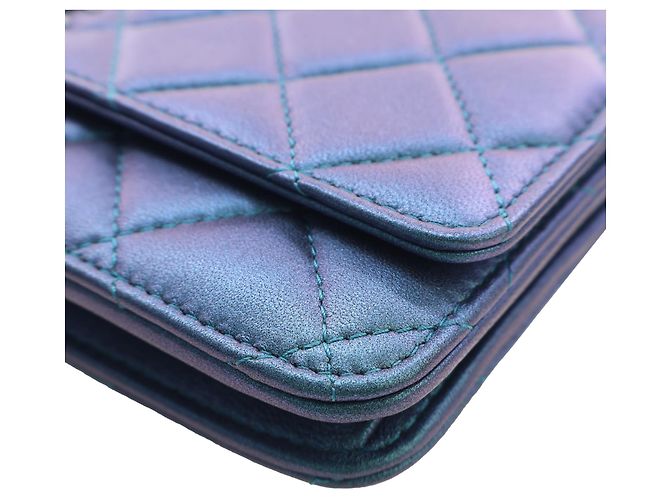 Wallet On Chain Portafoglio con catena e tracolla Chanel CC in agnello trapuntato iridescente blu - vista 12