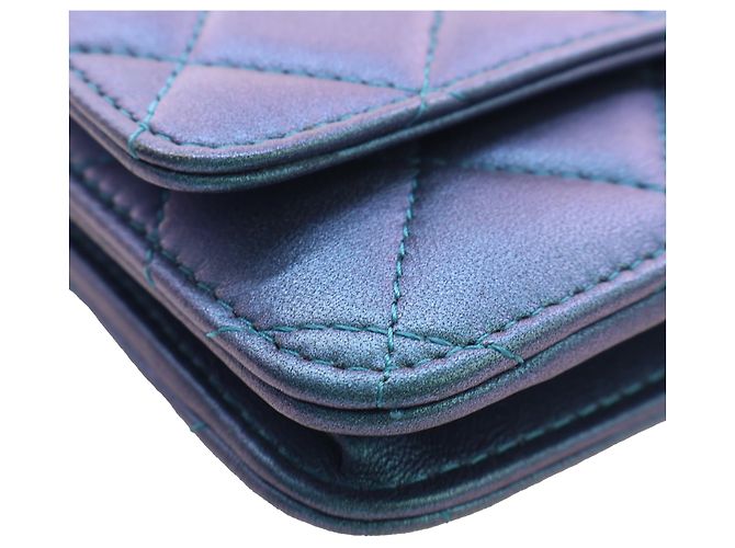 Wallet On Chain Portafoglio con catena e tracolla Chanel CC in agnello trapuntato iridescente blu - vista 13