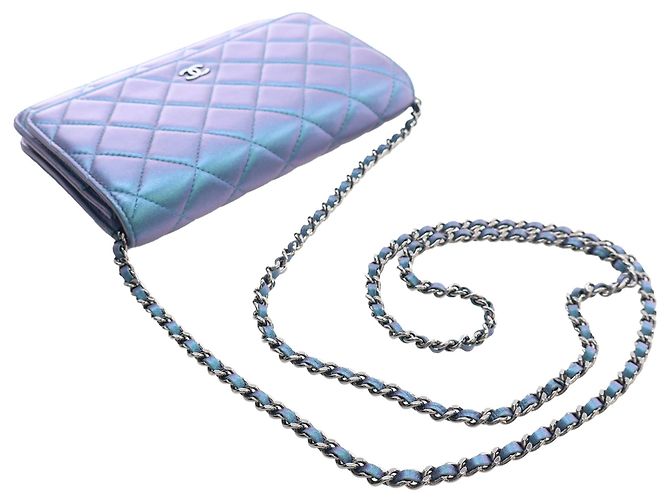 Wallet On Chain Portafoglio con catena e tracolla Chanel CC in agnello trapuntato iridescente blu - vista 14