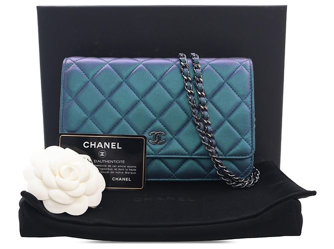 Wallet On Chain Portafoglio con catena e tracolla Chanel CC in agnello trapuntato iridescente blu - vista 15