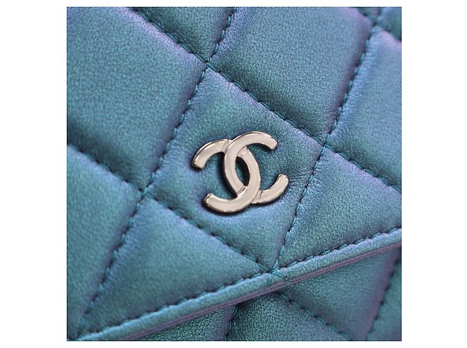 Wallet On Chain Portafoglio con catena e tracolla Chanel CC in agnello trapuntato iridescente blu - vista 5