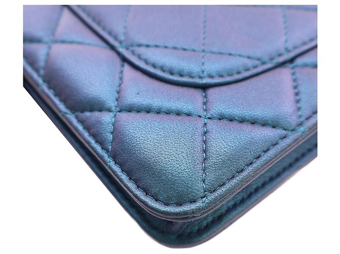Wallet On Chain Portafoglio con catena e tracolla Chanel CC in agnello trapuntato iridescente blu - vista 6