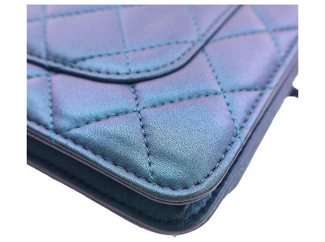 Wallet On Chain Portafoglio con catena e tracolla Chanel CC in agnello trapuntato iridescente blu - vista 7