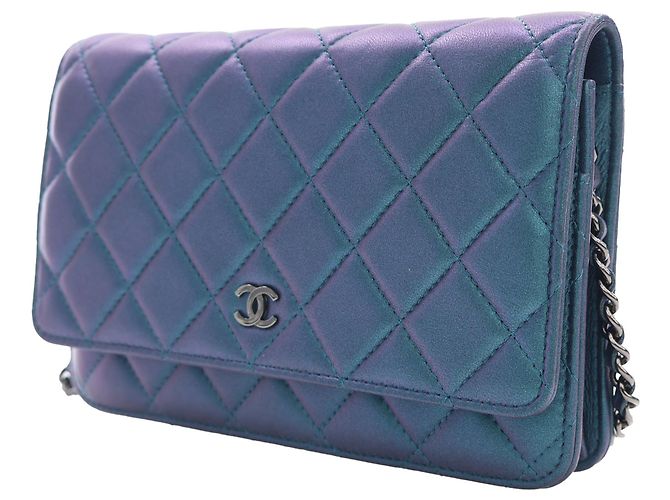 Wallet On Chain Portafoglio con catena e tracolla Chanel CC in agnello trapuntato iridescente blu - vista 8