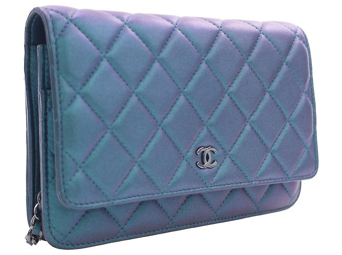 Wallet On Chain Portafoglio con catena e tracolla Chanel CC in agnello trapuntato iridescente blu - vista 9