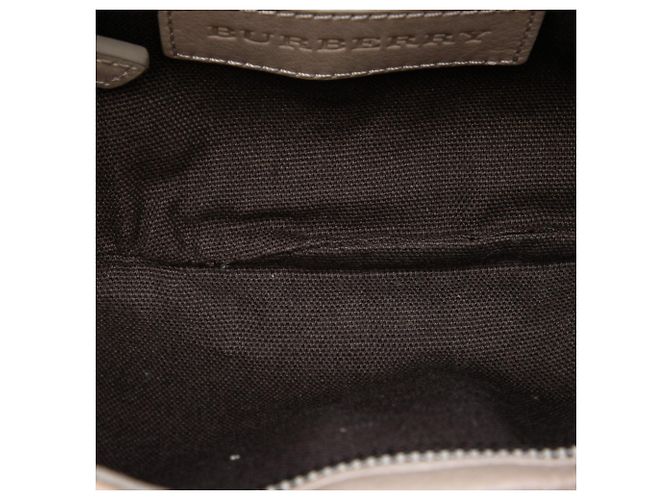 Burberry Smoke Check Schultertasche aus beschichteter Canvas in Grau - Ansicht 4