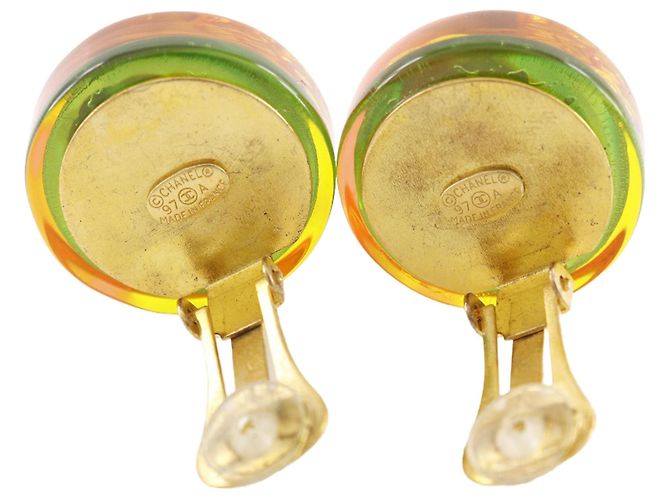 Orecchini a clip placcati oro con camelia con inserti in resina CC Chanel D'oro - vista 3