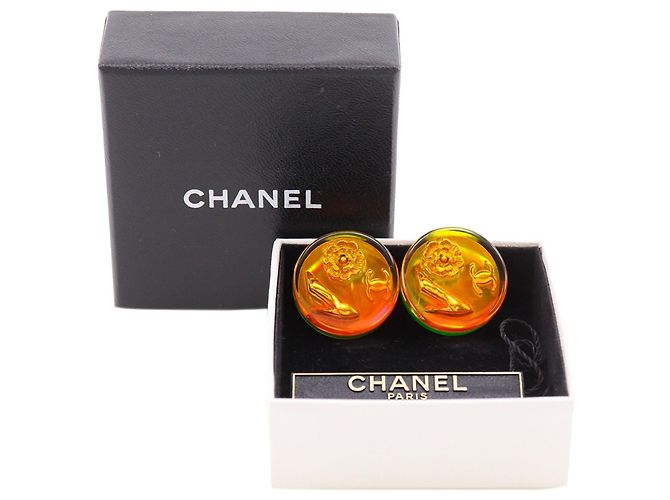 Orecchini a clip placcati oro con camelia con inserti in resina CC Chanel D'oro - vista 6