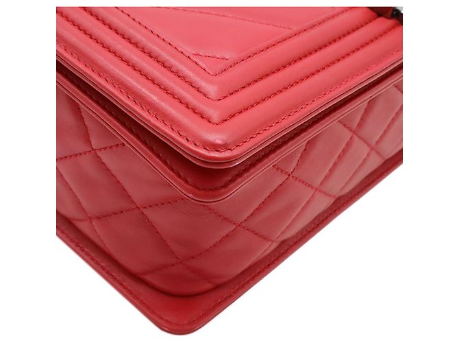 Borsa a tracolla Chanel Medium Boy Flap in agnello trapuntato Chevron e Diamond rosso - vista 6