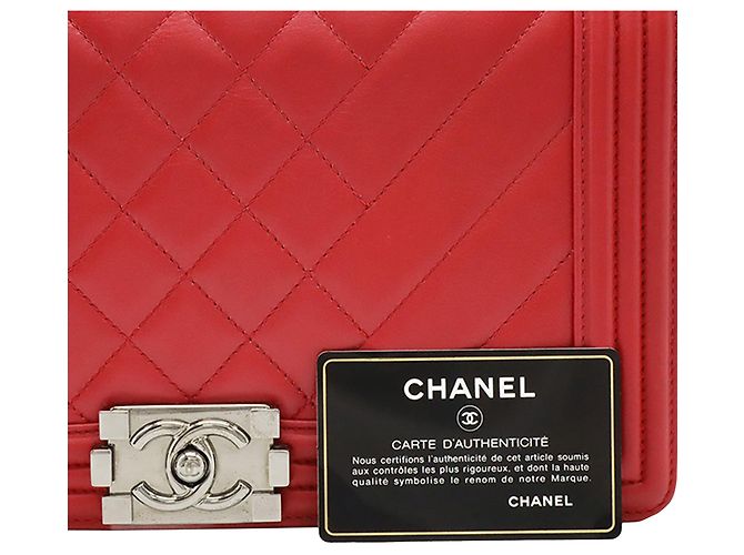 Borsa a tracolla Chanel Medium Boy Flap in agnello trapuntato Chevron e Diamond rosso - vista 9