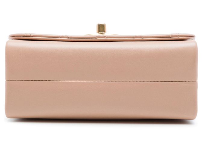 Le Boy Bolsa Chanel Mini Boy de couro de bezerro matelassê cor Tan com corrente de pérolas Camelo - vista 3