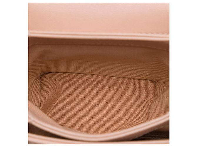 Le Boy Bolsa Chanel Mini Boy de couro de bezerro matelassê cor Tan com corrente de pérolas Camelo - vista 4