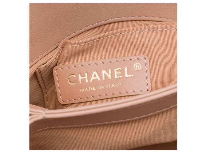 Le Boy Bolsa Chanel Mini Boy de couro de bezerro matelassê cor Tan com corrente de pérolas Camelo - vista 5