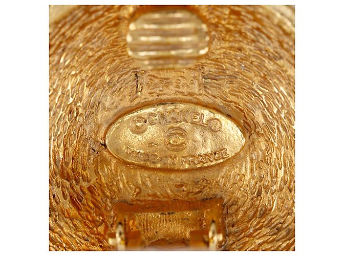 Orecchini a cerchio trapuntati Chanel CC placcati oro D'oro - vista 4