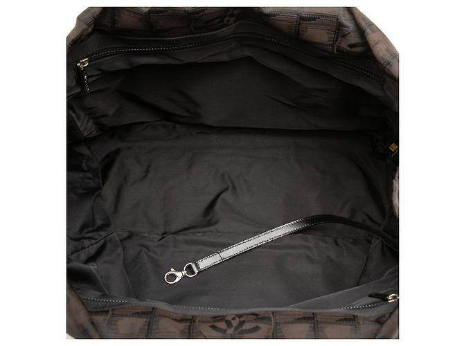 Tote in nylon Chanel New Travel Line marrone - vista 4