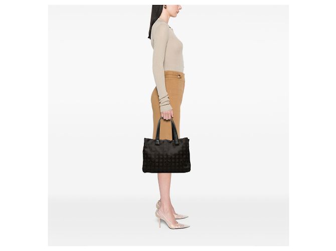 Tote in nylon Chanel New Travel Line marrone - vista 6