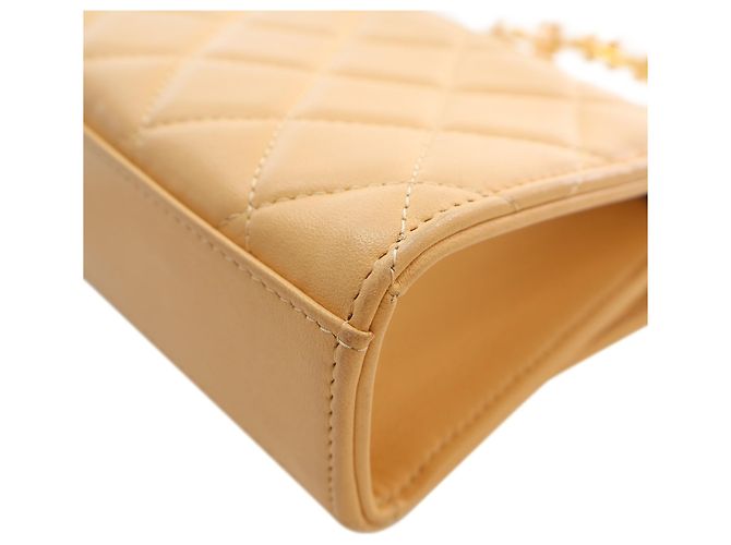 Bolsa Chanel CC de pele de cordeiro acolchoada bege com pérolas falsas e alça de mão - vista 10