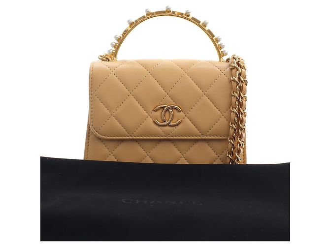 Bolsa Chanel CC de pele de cordeiro acolchoada bege com pérolas falsas e alça de mão - vista 14