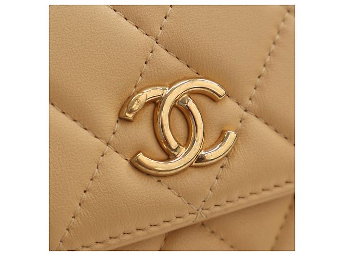 Bolsa Chanel CC de pele de cordeiro acolchoada bege com pérolas falsas e alça de mão - vista 4