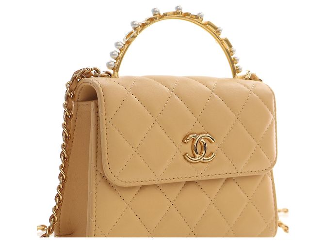 Bolsa Chanel CC de pele de cordeiro acolchoada bege com pérolas falsas e alça de mão - vista 7