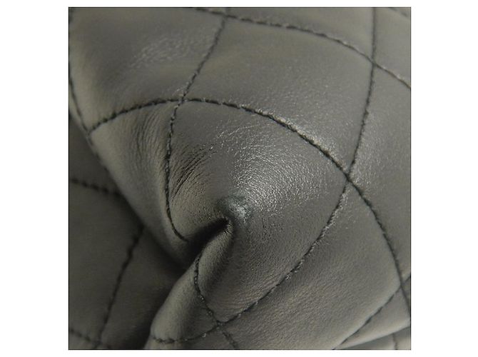 Borsa a tracolla Chanel Medium in agnello trapuntato nero con logo e catena - vista 13
