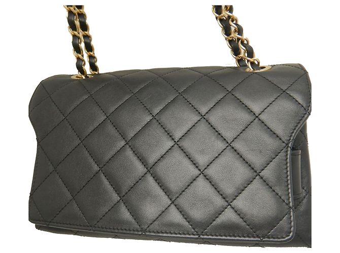 Borsa a tracolla Chanel Medium in agnello trapuntato nero con logo e catena - vista 20