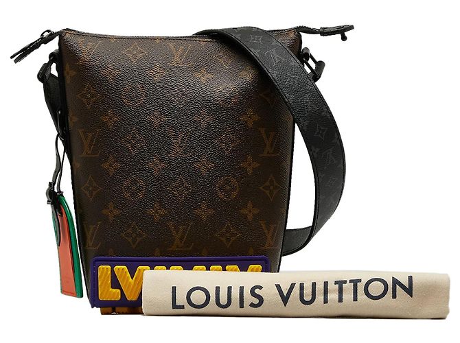 Borsa a tracolla Louis Vuitton Monogram LV Rubber Cruiser marrone - vista 10