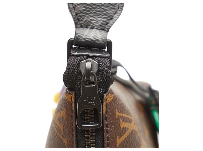 Borsa a tracolla Louis Vuitton Monogram LV Rubber Cruiser marrone - vista 7