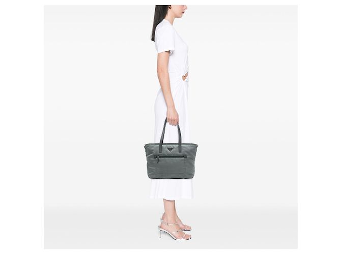 Borsa Tote Satchel Convertible con Zip Tessuto Prada Grigio - vista 6