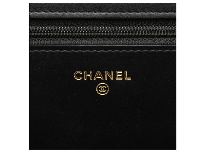 Borsa a tracolla Chanel Boy Wallet on Chain in pelle caviar matelassé nera Nero - vista 5