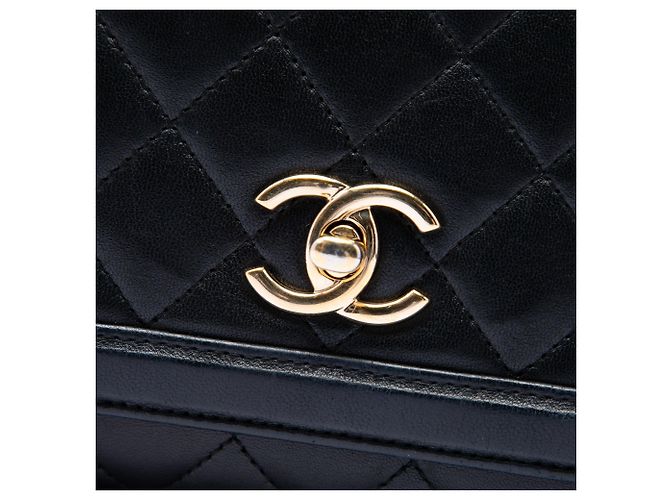 Bolsa de Ombro Chanel Jumbo em pele de cordeiro acolchoada preta com aba e 3 compartimentos Preto - vista 5