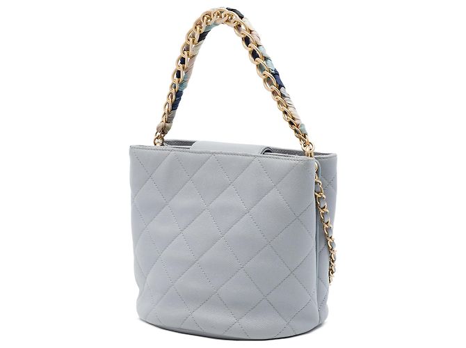 Borsa bucket con manico a catena e sciarpa Chanel CC trapuntato Caviar grigio - vista 2